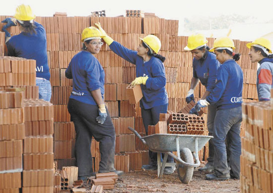 Mulheres na construção: todas as profissões que eram masculinas e que agora  as mulheres tomam a frente - Sales Materiais para Construção